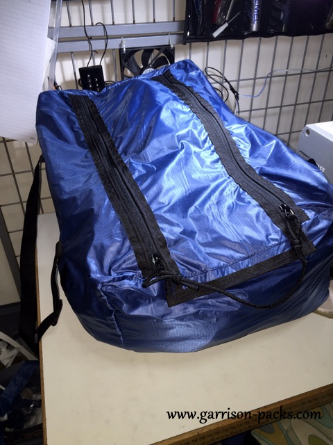 The large opening of the duffel bag makes it easy to keep away larger items like biking boots, helmets and even jackets